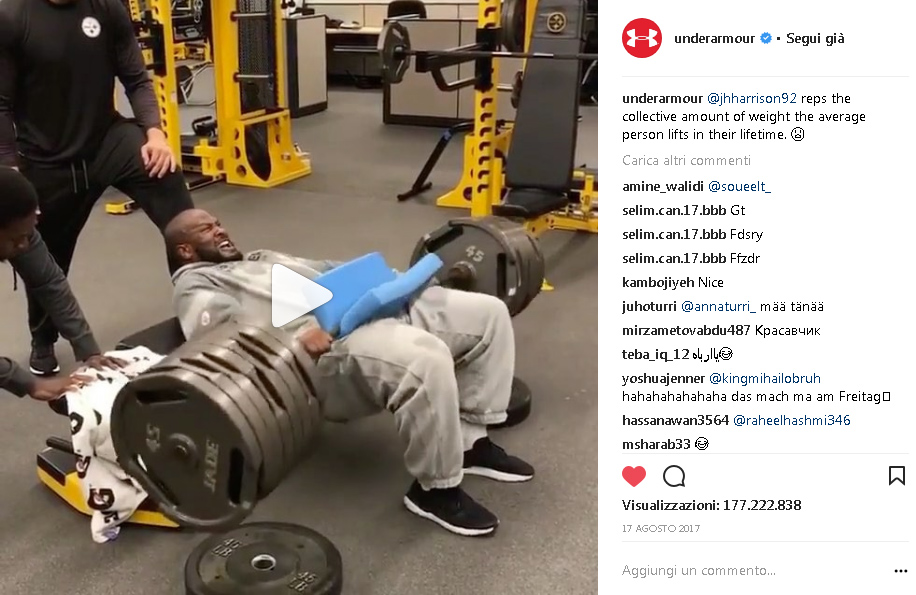 James Harrison alza 250 kg dalla panca. Il video sulla pagina Instagram del brand Under Armour ha raggiunto 177 milioni di visualizzazioni.